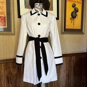 Mac & Jac  Dress/ jacket size 12 in white with black trim